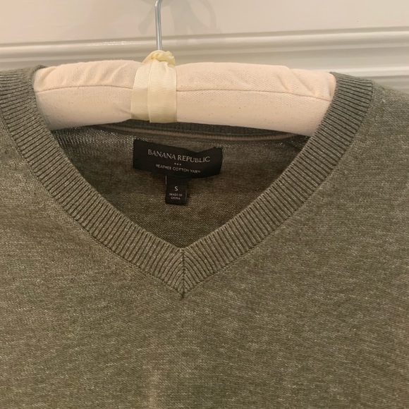 Banana Republic Men’s Dark Green V-Neck Sweater - Picture 2 of 2
